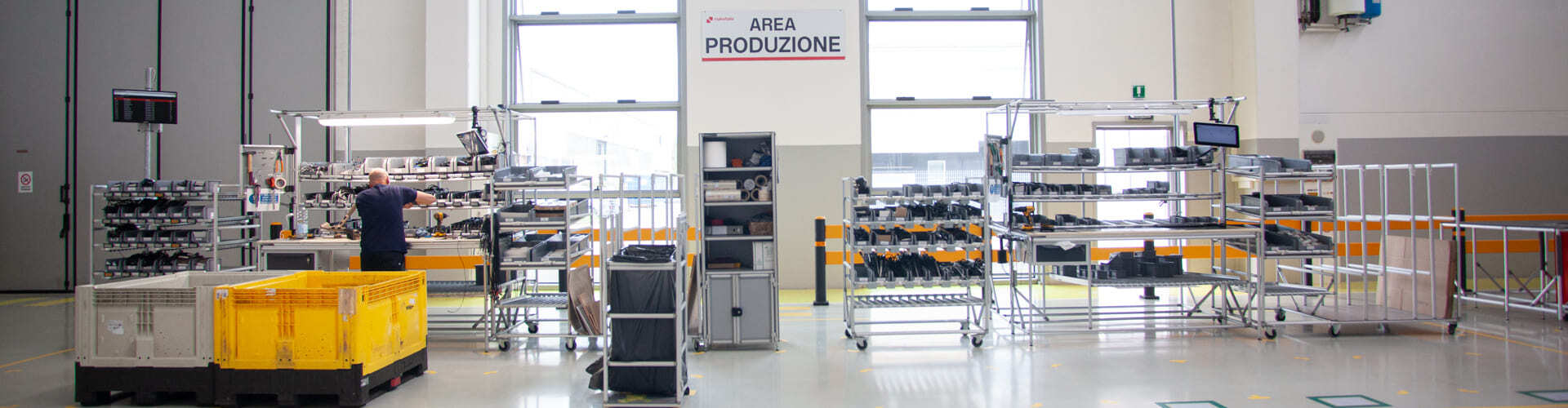Vista di un'area produttiva con postazioni di lavoro.