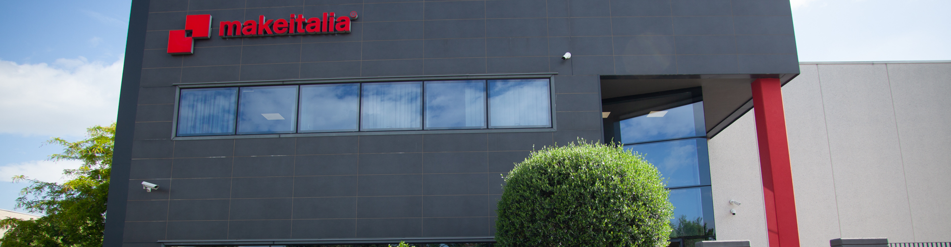 Sede aziendale Makeitalia con edificio e area verde esterna