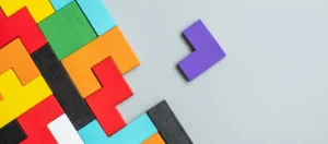 Colored interlocking blocks representing integration and organization of Supply Chain processes