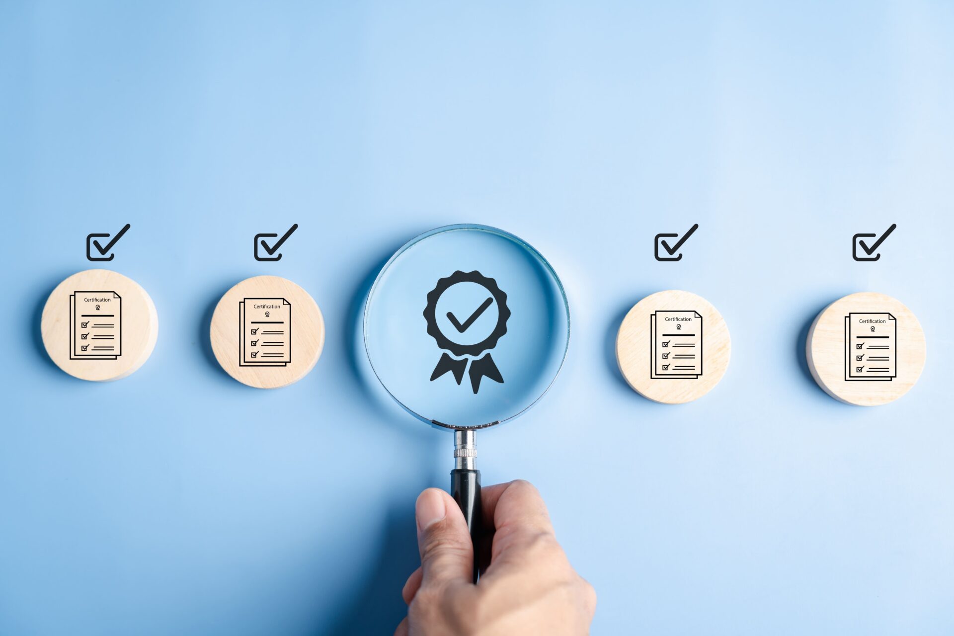Lente d'ingrandimento su icone di certificazione e controllo qualità per illustrare la verifica e la conformità dei processi garantita da Makeitalia