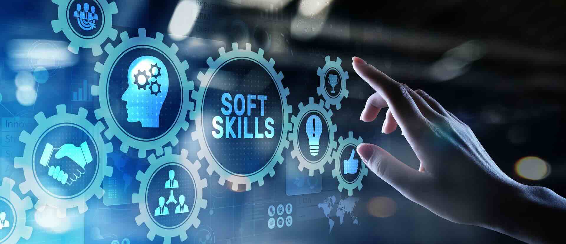 Grafica astratta con ingranaggi e icone che illustra il concetto di soft skills, corsi e risorse umane.