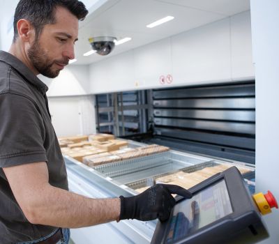 Un operatore al lavoro in un magazzino o fabbrica, associato alla Supply Chain Factory di Makeitalia.