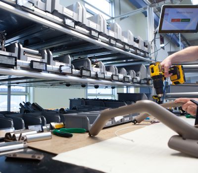 Vista interna di uno stabilimento industriale e magazzino con attrezzature, associato alla Supply Chain Factory di Makeitalia.